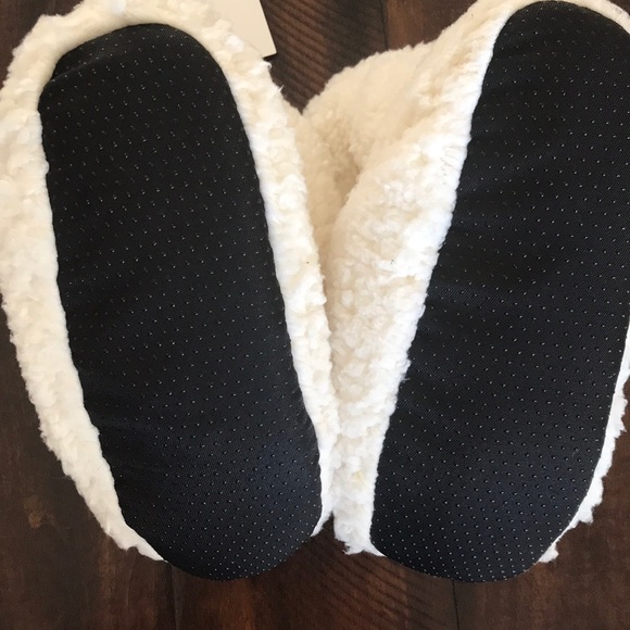 Women’s Slippers - Picture 2 of 5